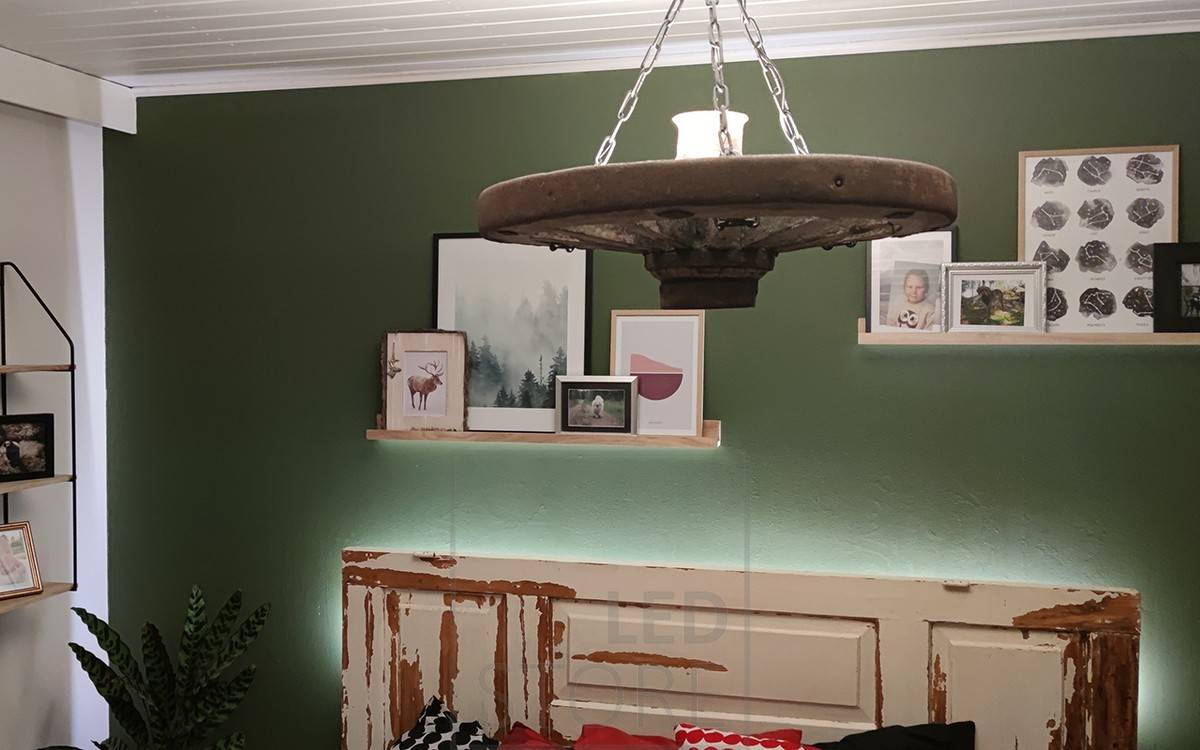 Un precioso cabecero de cama acentuado con una cinta de leds. La cinta se monta detrás del cabecero de la cama para proporcionar una iluminación indirecta a través de la pared. Ledstore.fi